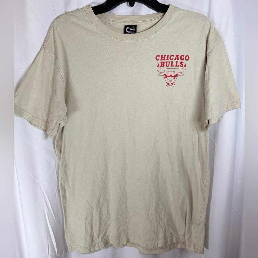 Chicago Bulls Ultra Game Brand Beige Bandana Style T-Shirt - Men’s M - EUC